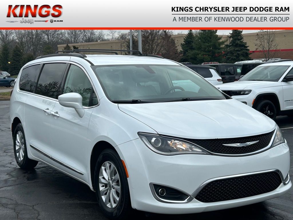 2017 Chrysler Pacifica Touring-L's photo