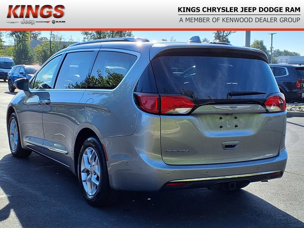2017 Chrysler Pacifica Touring Plus photo 4