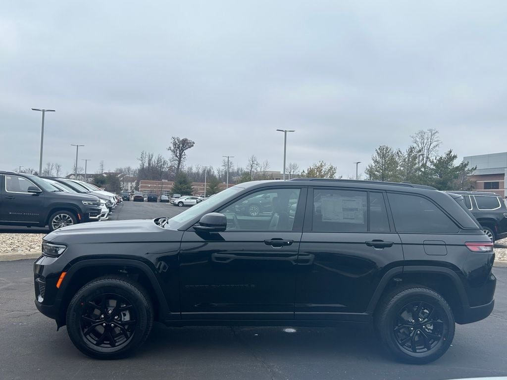 New 2025 Jeep Grand Cherokee Laredo Sport Utility