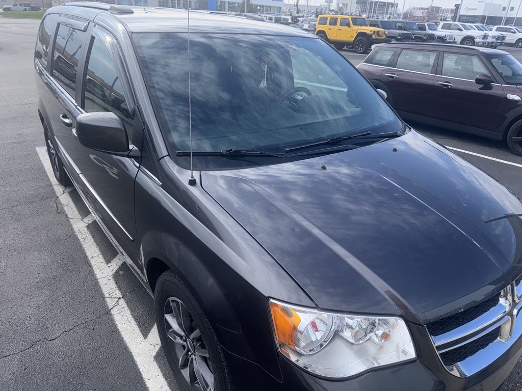2017 Dodge Grand Caravan SXT photo 2