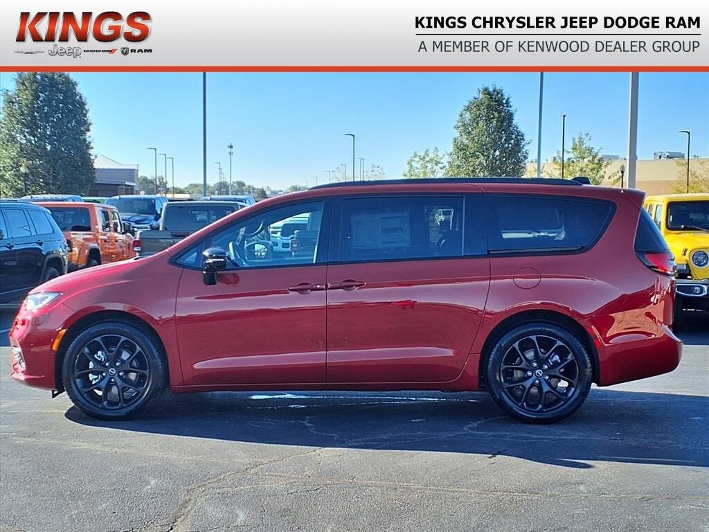 New 2026 Chrysler Pacifica Limited Passenger Van