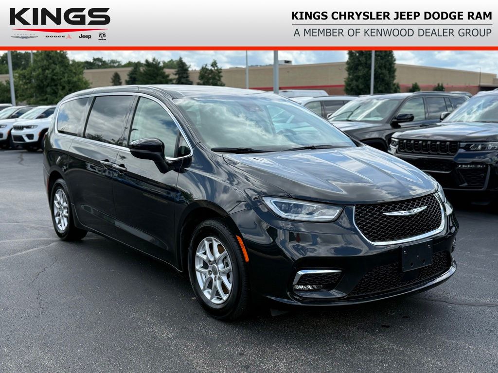 2023 Chrysler Pacifica Touring L's photo