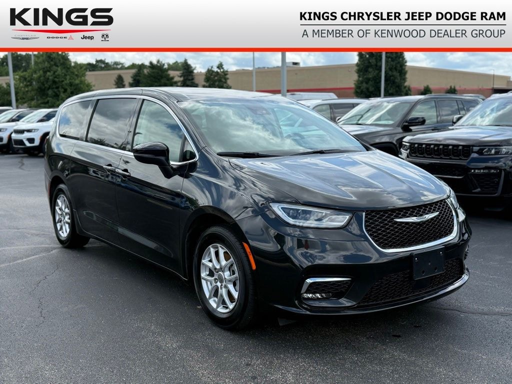 Used 2023 Chrysler Pacifica Touring L Van Passenger Van