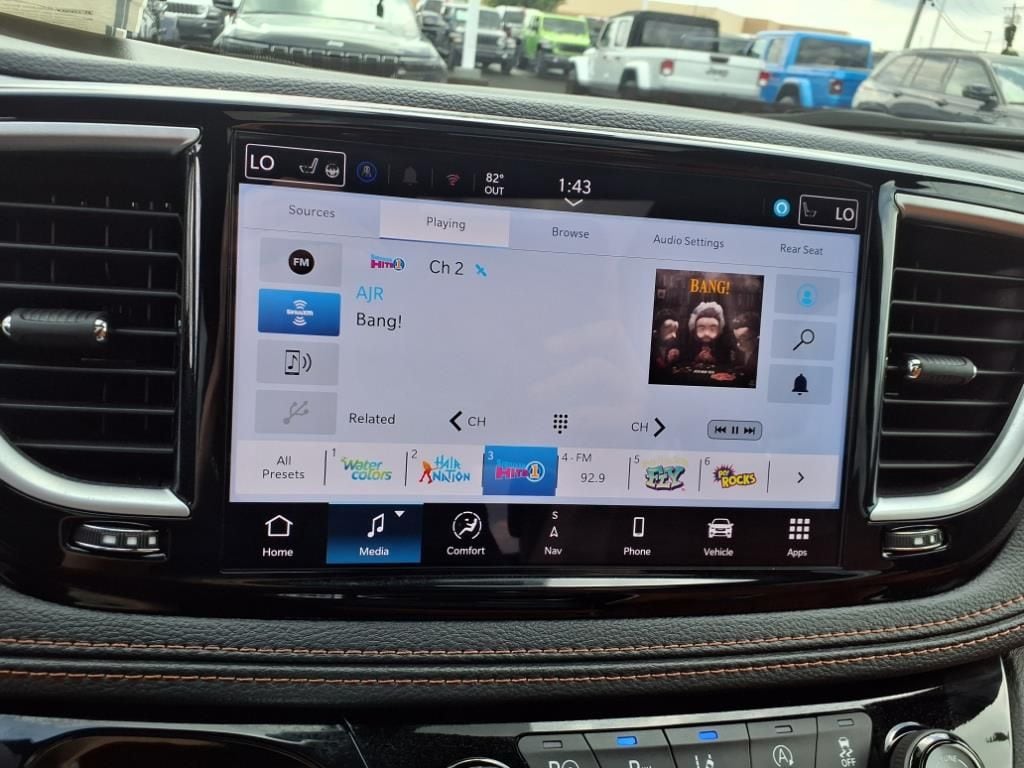 2025 Chrysler Pacifica Pinnacle - Photo 14