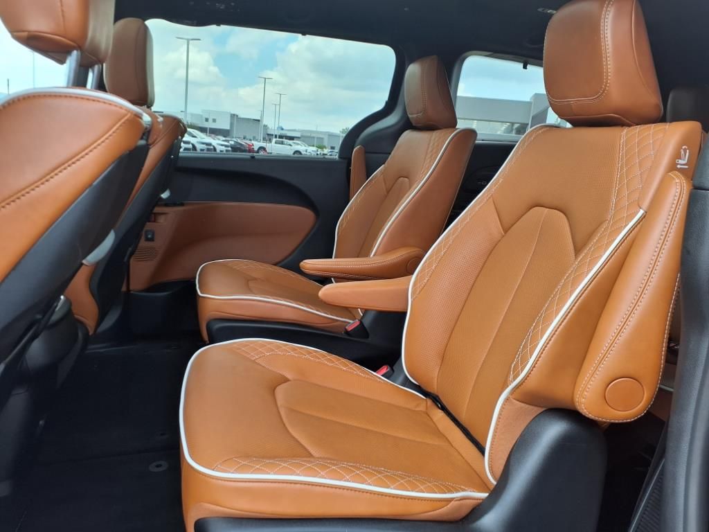 2025 Chrysler Pacifica Pinnacle - Photo 10