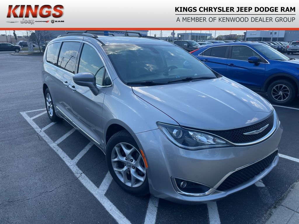 2017 Chrysler Pacifica Touring L photo 2