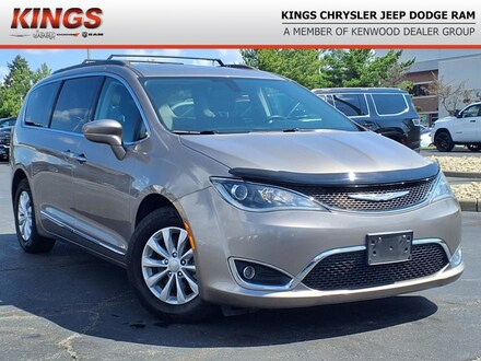 2017 Chrysler Pacifica Touring-L Van