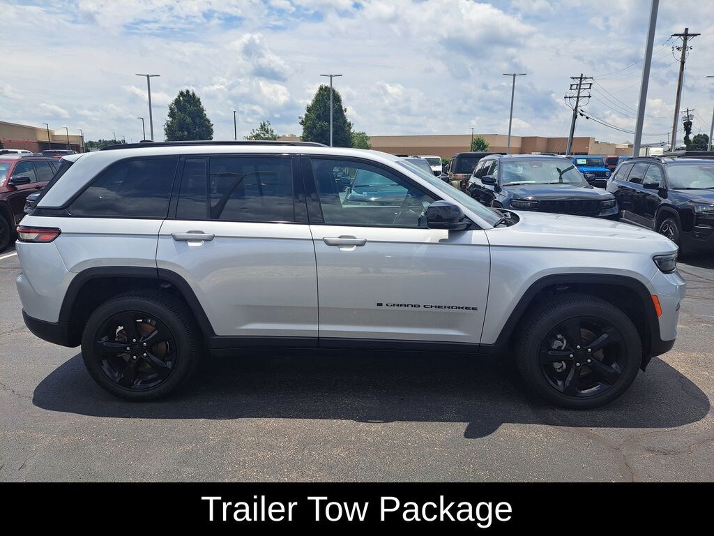 Used 2024 Jeep Grand Cherokee Laredo SUV