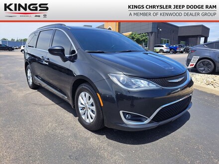 Featured 2017 Chrysler Pacifica Touring-L Van for sale in Cincinnati, OH