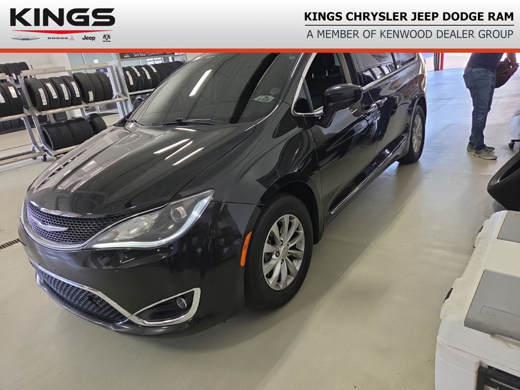 2017 Chrysler Pacifica Touring-L's photo