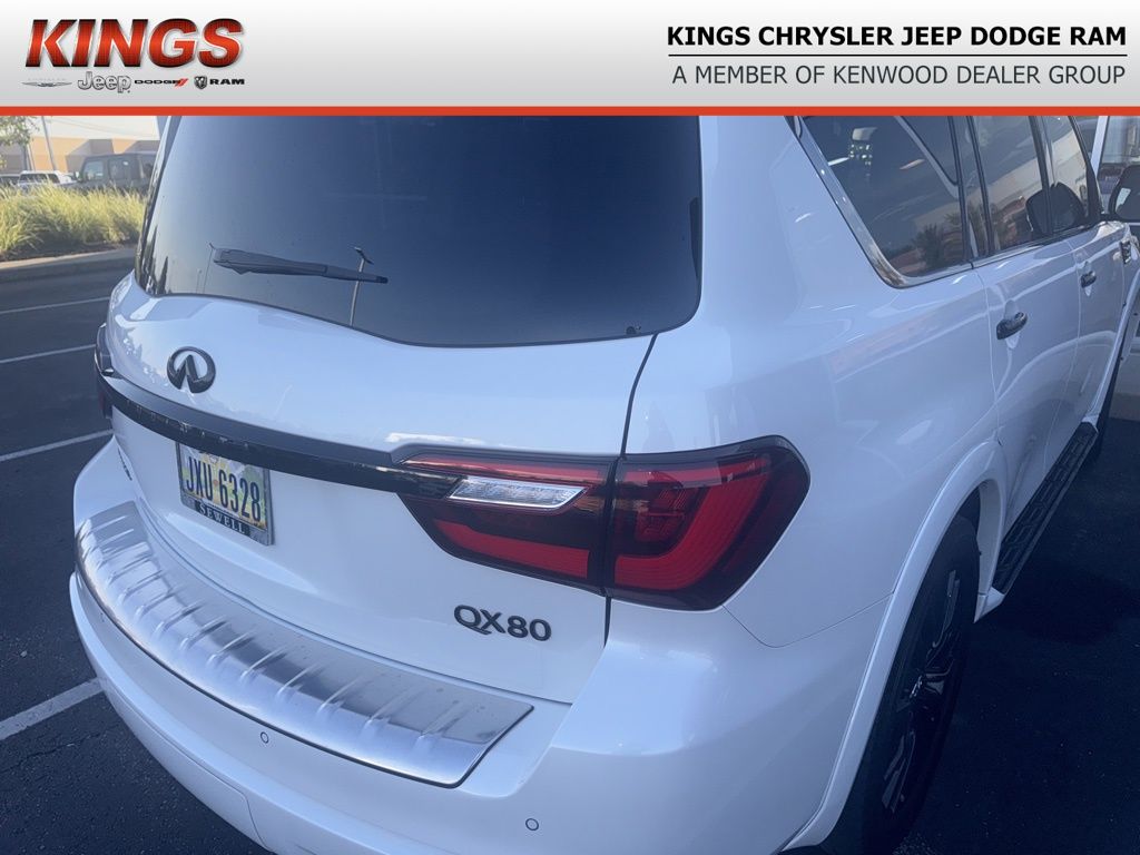 2019 Infiniti QX80 Luxe photo 3
