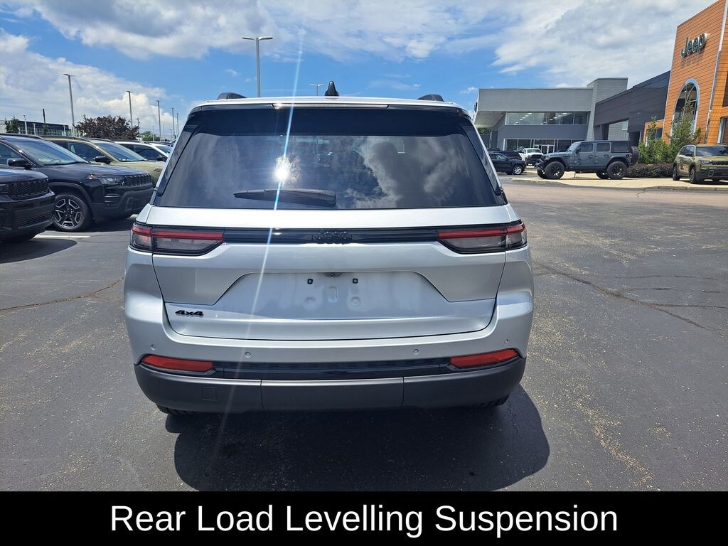 Used 2024 Jeep Grand Cherokee Laredo SUV