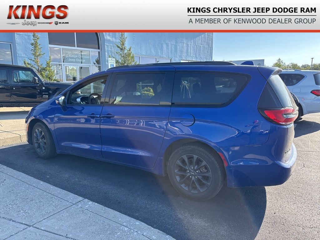 2021 Chrysler Pacifica Touring photo 3