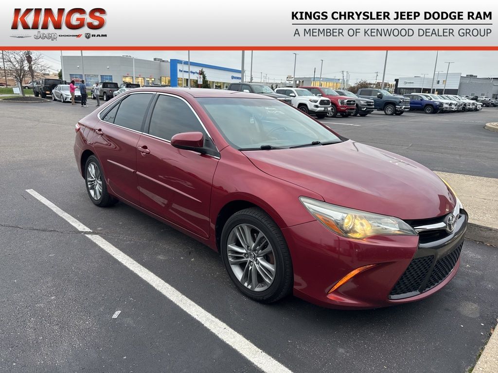 2015 Toyota Camry SE photo 2