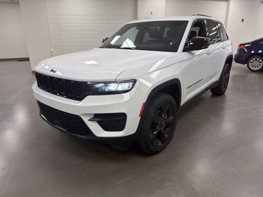 Used 2023 Jeep Grand Cherokee Laredo SUV