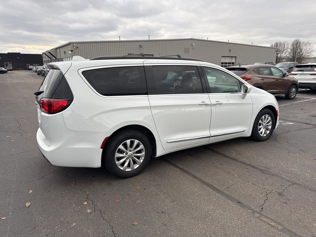 2017 Chrysler Pacifica Touring L photo 4
