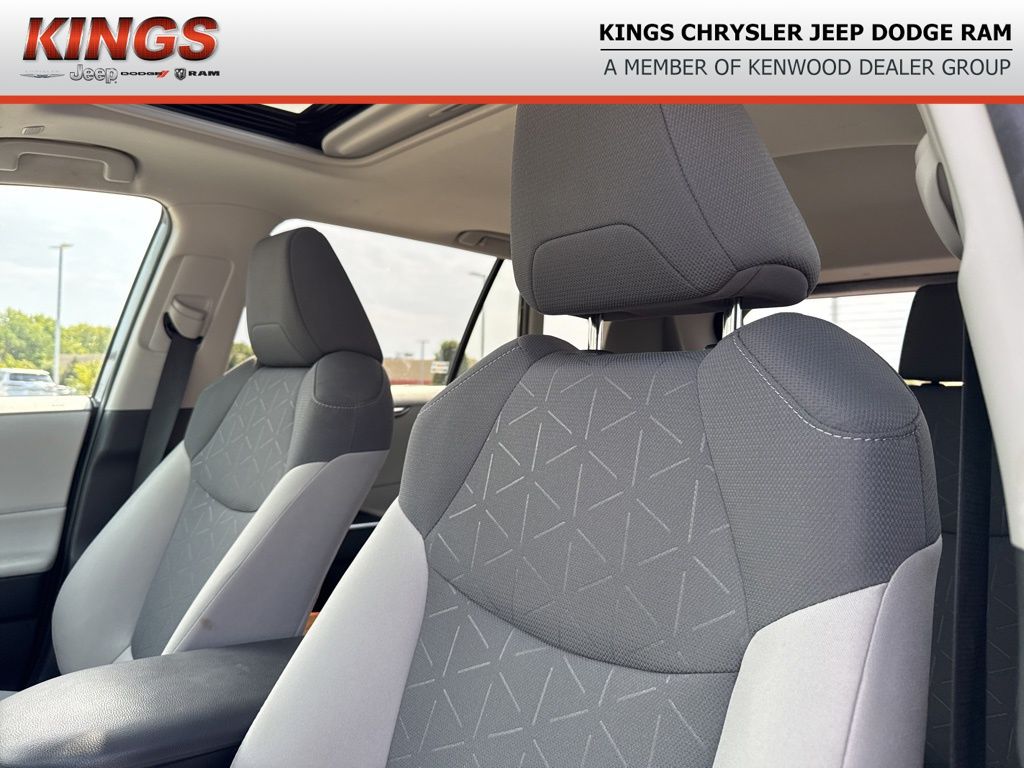 2023 Toyota RAV4 XLE photo 2