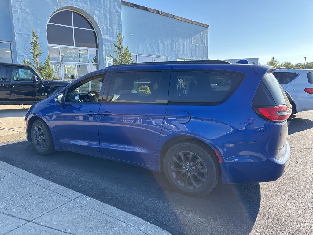2021 Chrysler Pacifica Touring photo 3