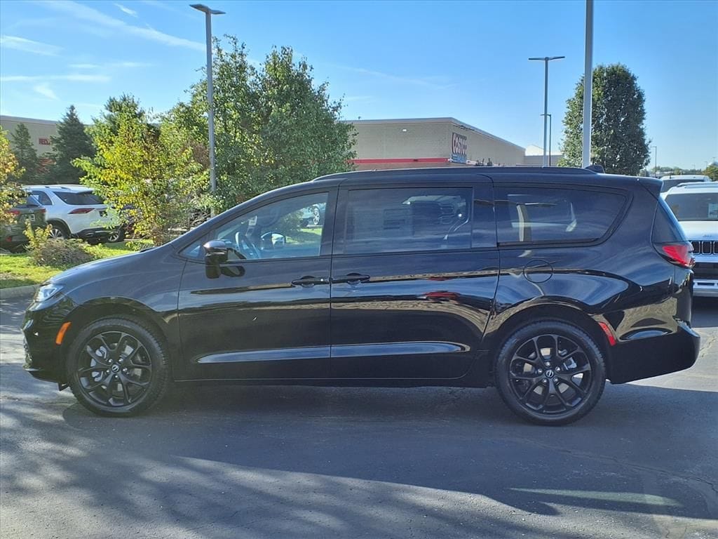 New 2026 Chrysler Pacifica Limited Passenger Van