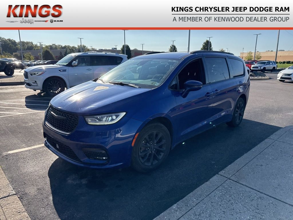 2021 Chrysler Pacifica Touring photo 4