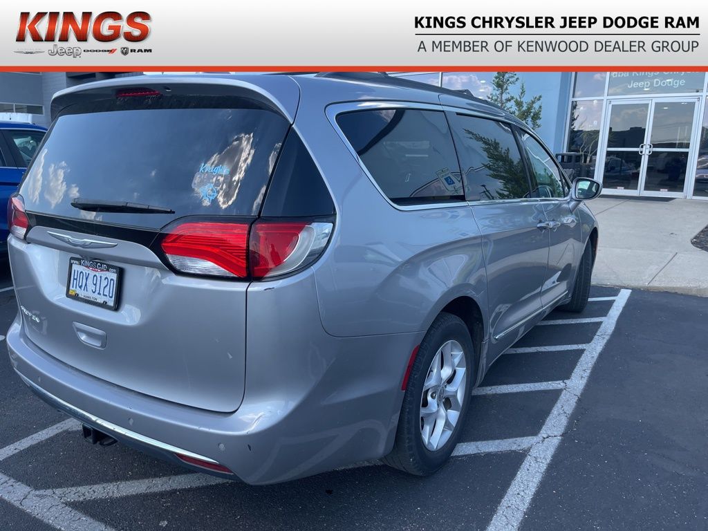 2017 Chrysler Pacifica Touring L photo 3