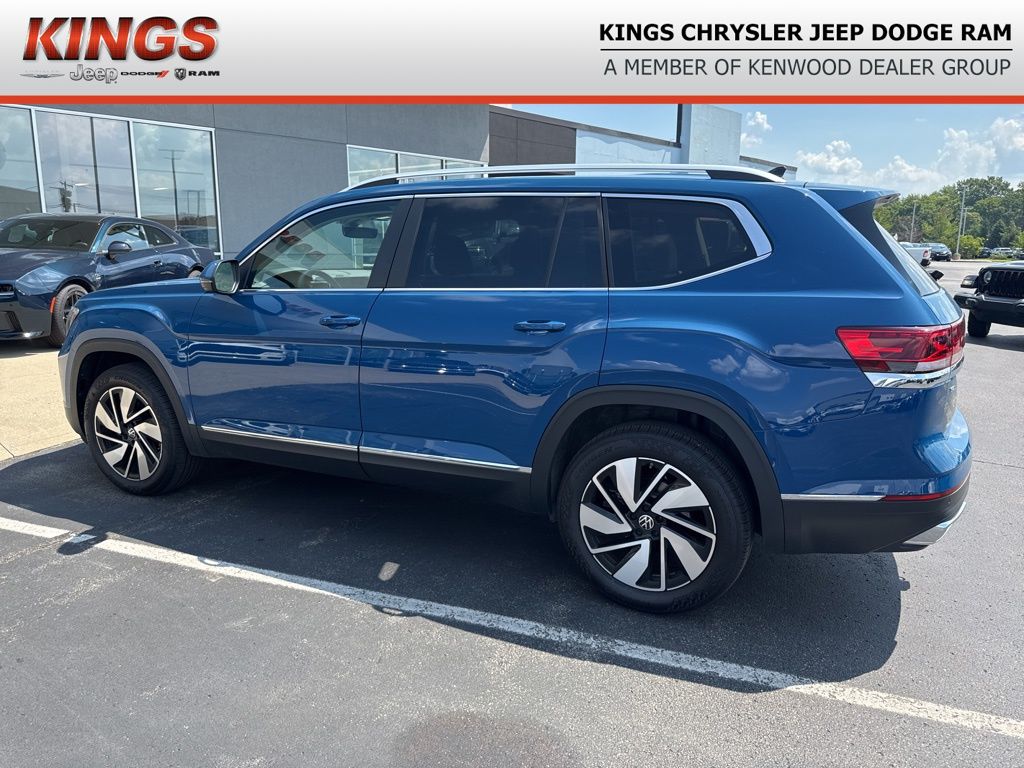 2025 Volkswagen Atlas SEL photo 3