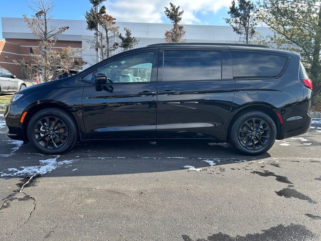 New 2025 Chrysler Pacifica Select Passenger Van