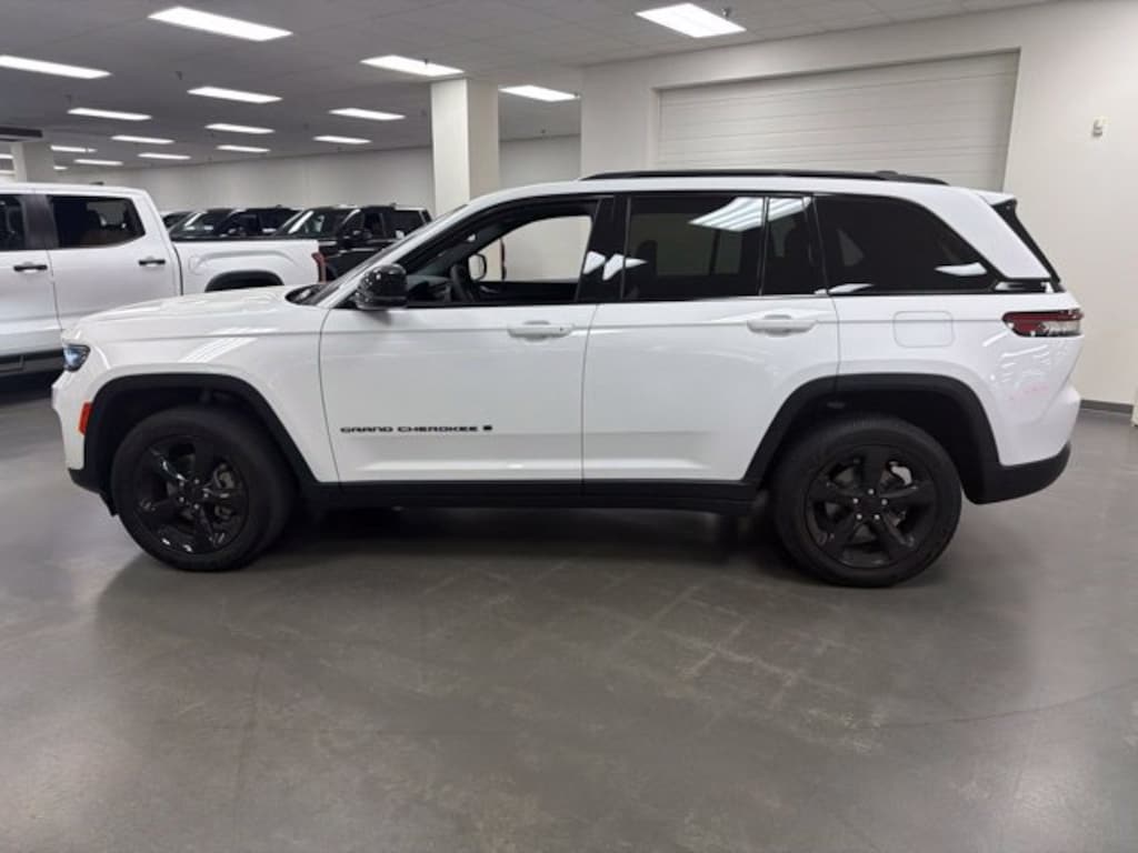 Used 2023 Jeep Grand Cherokee Laredo SUV