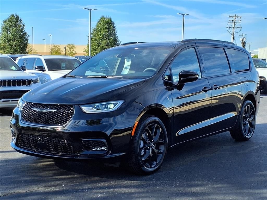New 2026 Chrysler Pacifica Limited Passenger Van