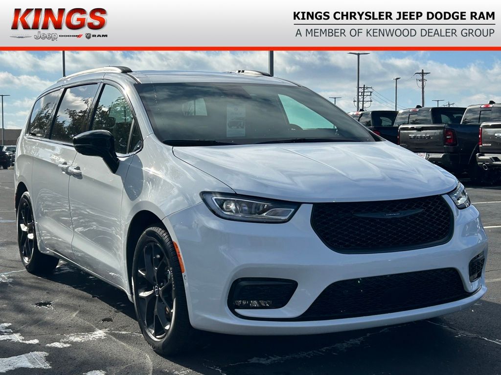 2026 Chrysler Pacifica Select's photo