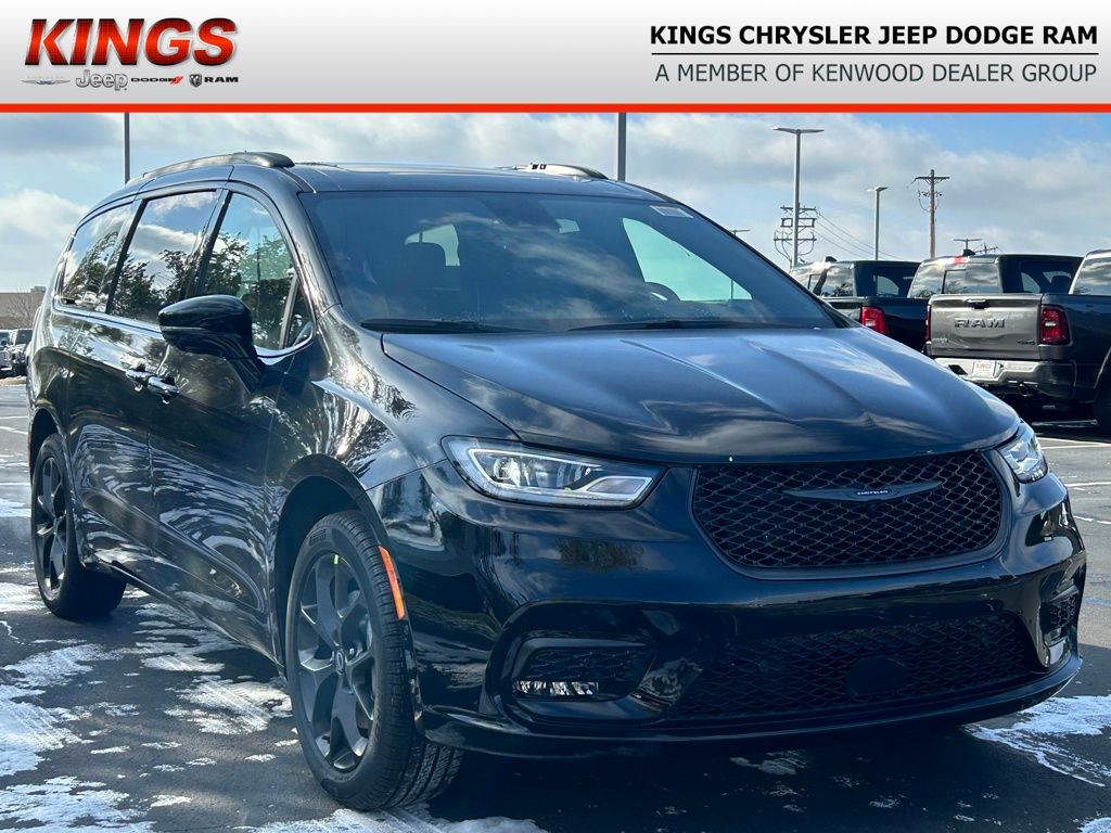 2026 Chrysler Pacifica Limited's photo