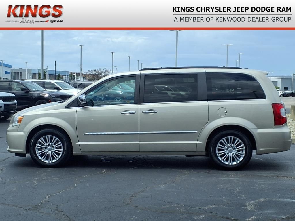 2015 Chrysler Town & Country photo 3