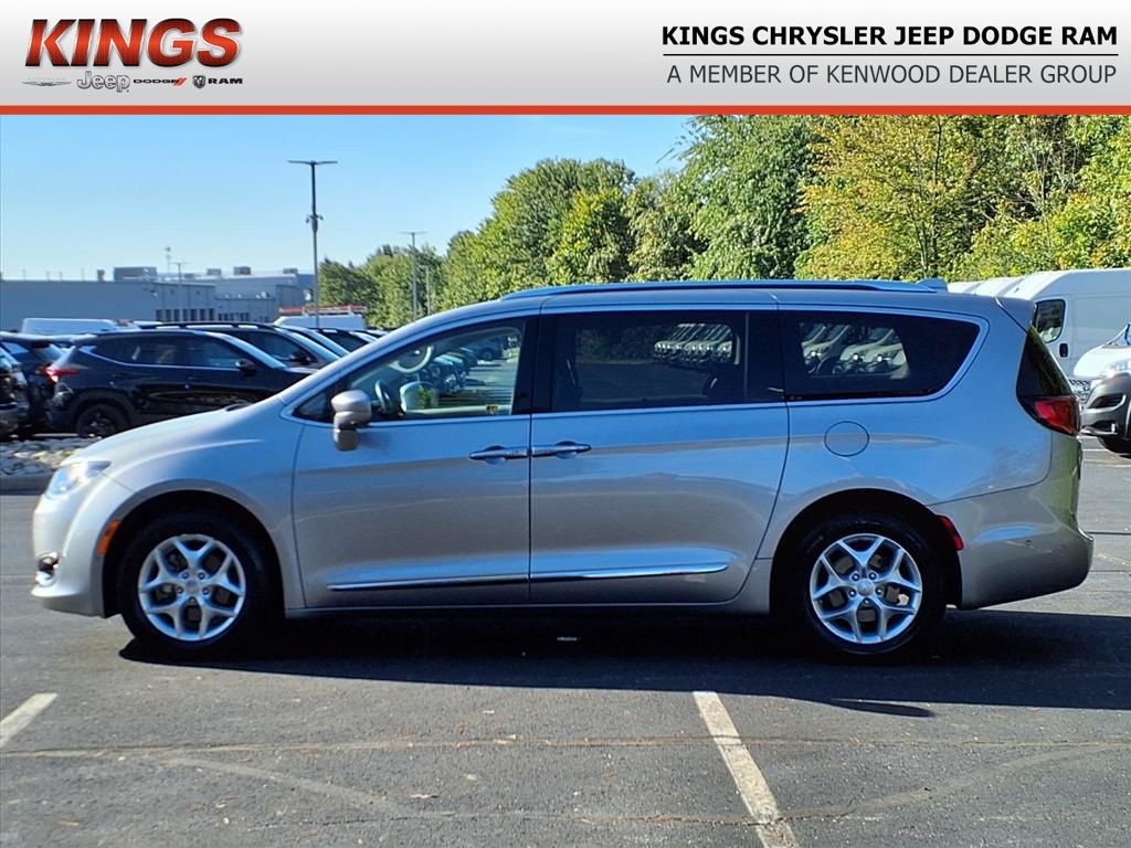 2017 Chrysler Pacifica Touring Plus photo 3