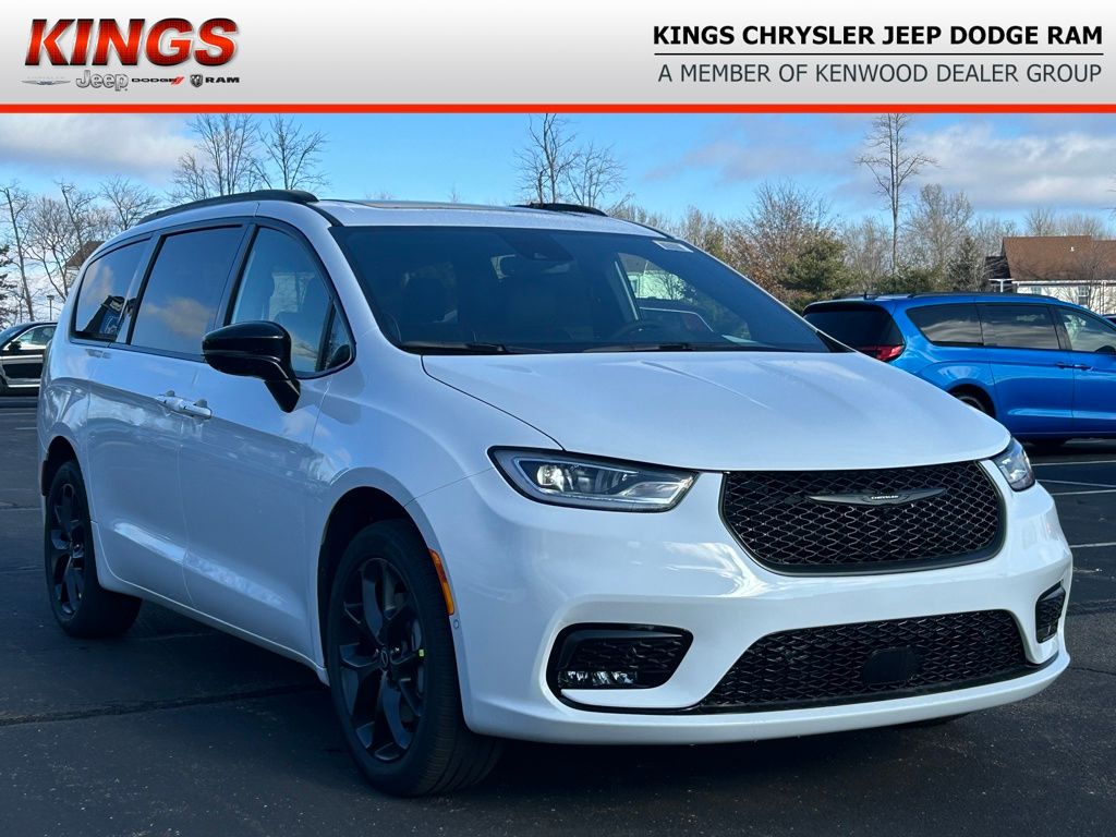 2026 Chrysler Pacifica Limited's photo