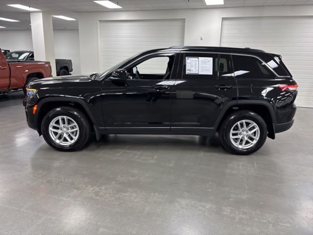 Used 2024 Jeep Grand Cherokee Laredo SUV