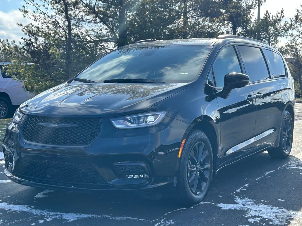 New 2025 Chrysler Pacifica Select Passenger Van