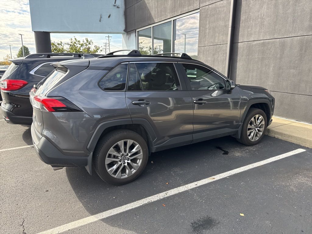 2022 Toyota RAV4 XLE Premium photo 3