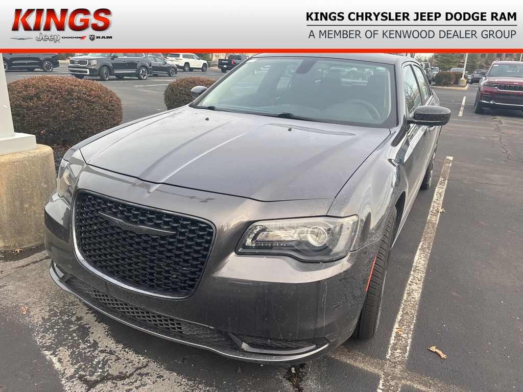 2023 Chrysler 300 Touring's photo