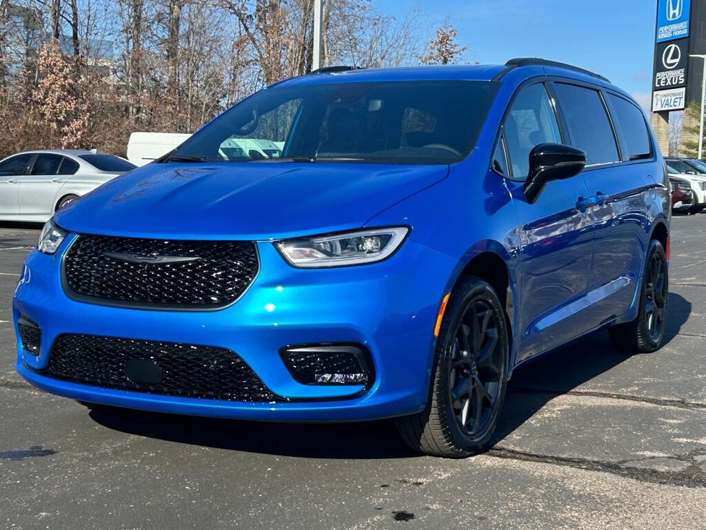 New 2026 Chrysler Pacifica Limited Passenger Van