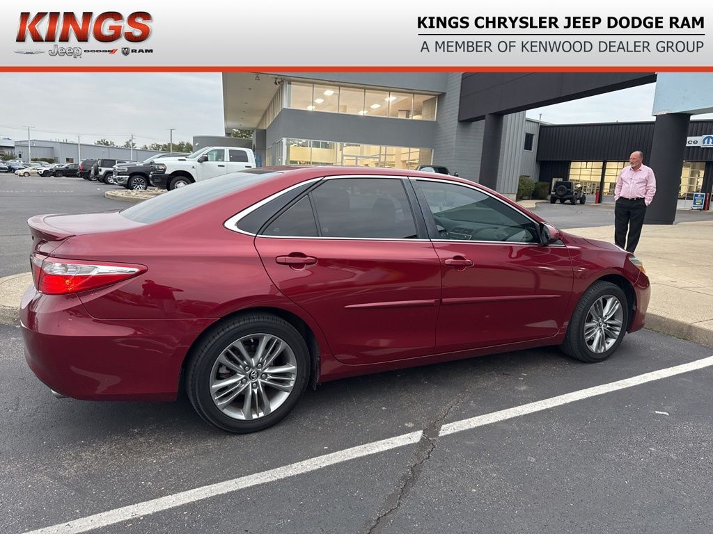 2015 Toyota Camry SE photo 3