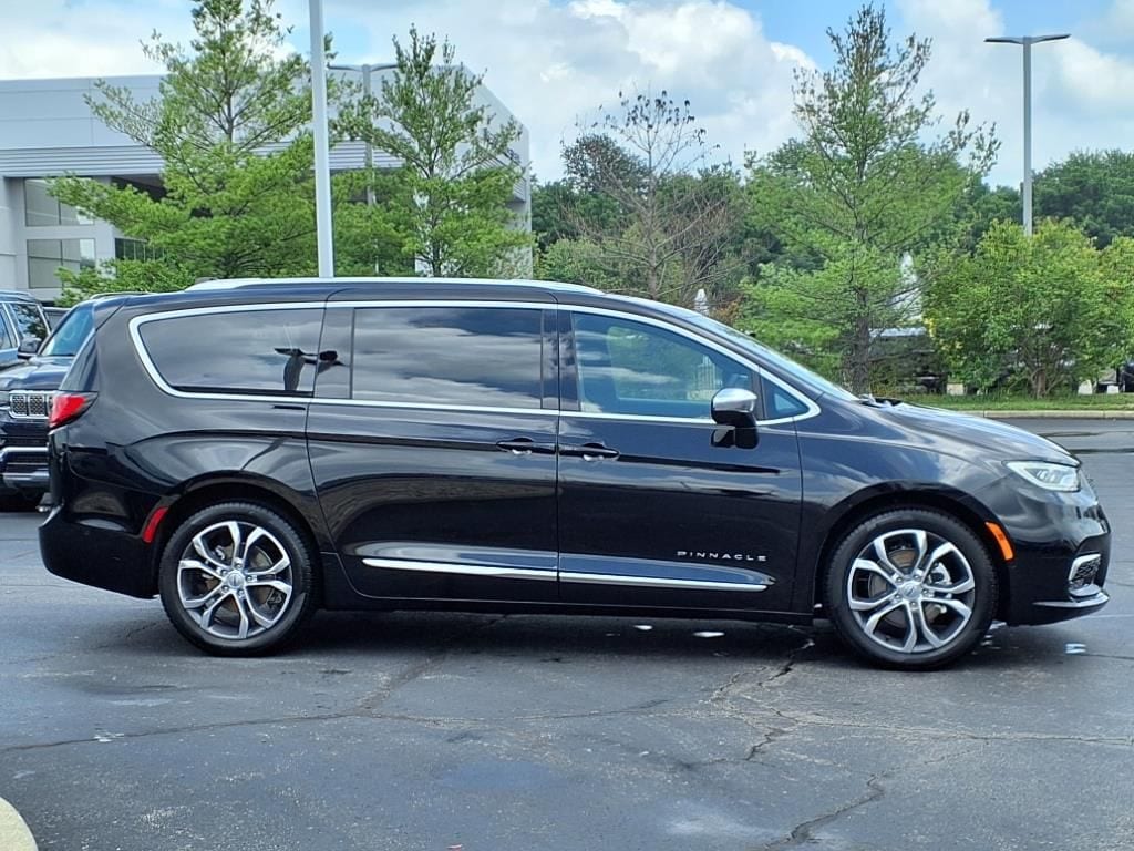2025 Chrysler Pacifica Pinnacle - Photo 8