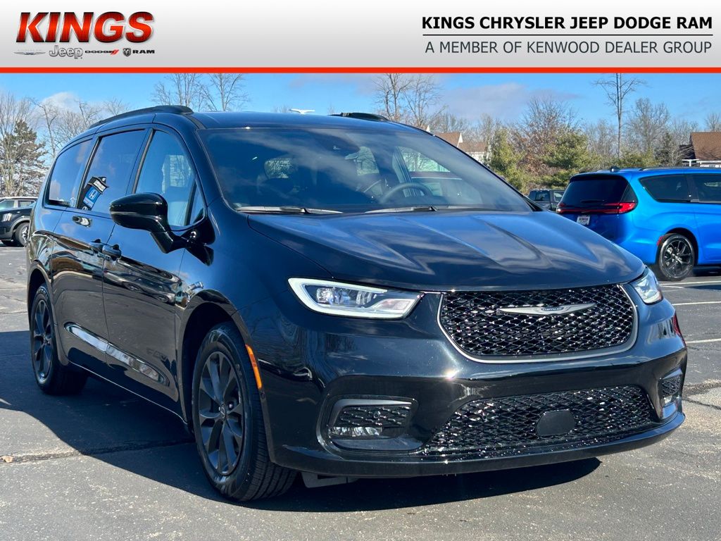 2025 Chrysler Pacifica Select's photo