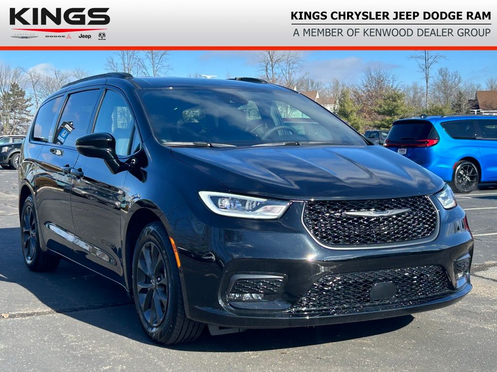 2025 Chrysler Pacifica Select's photo