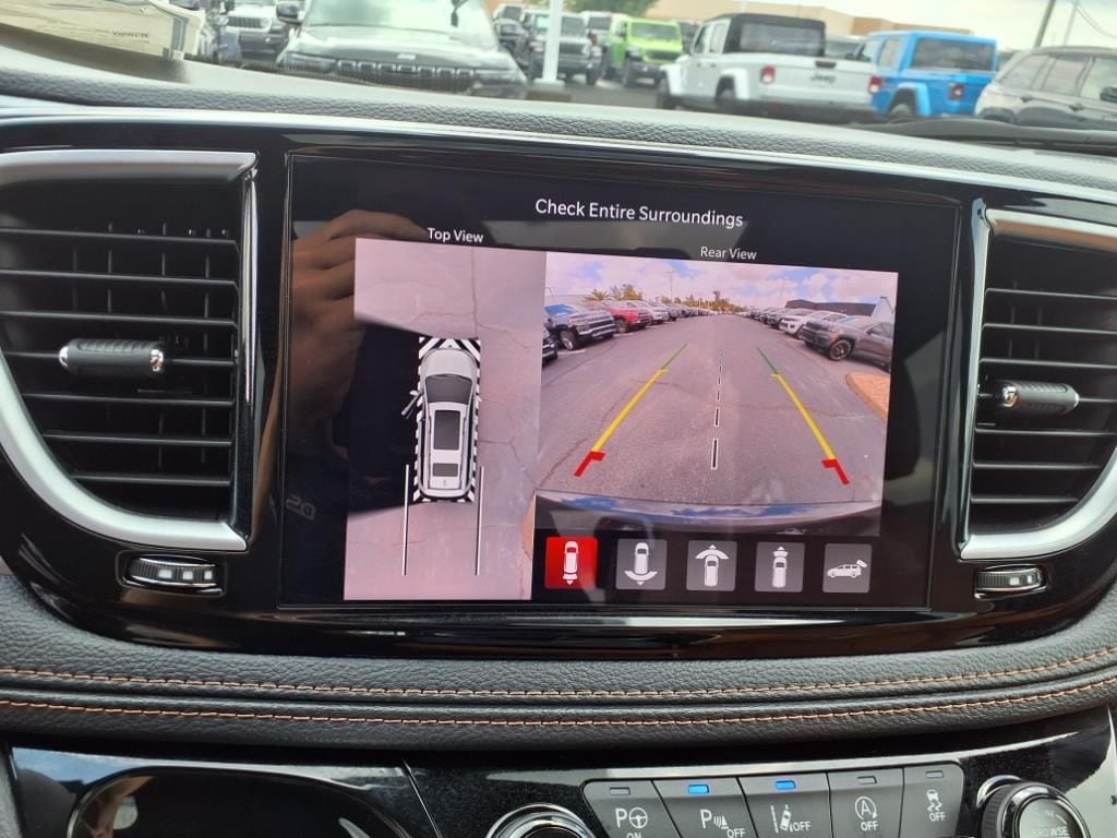 2025 Chrysler Pacifica Pinnacle - Photo 17