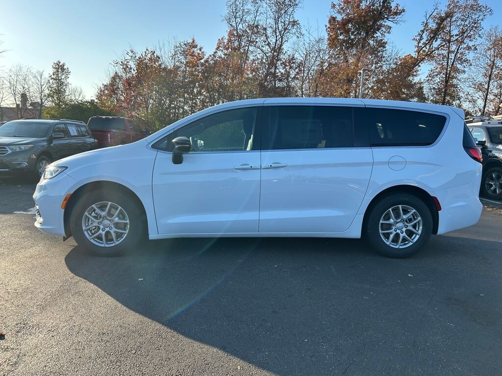 New 2026 Chrysler Pacifica Select Passenger Van