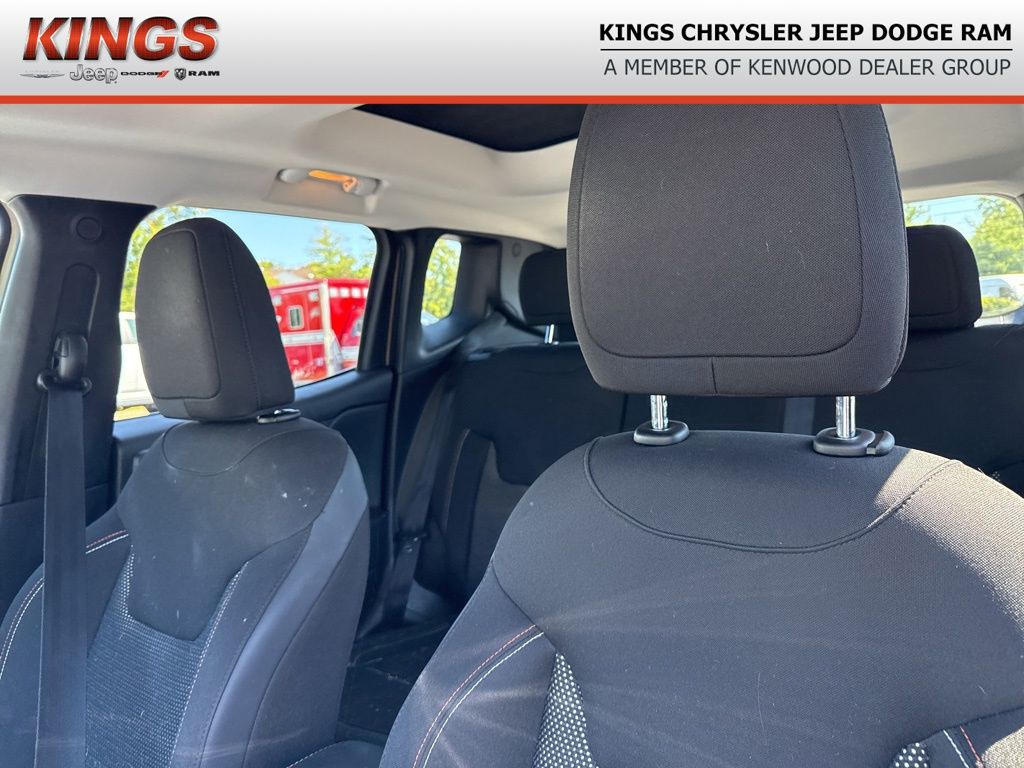 2016 Jeep Renegade Latitude photo 2