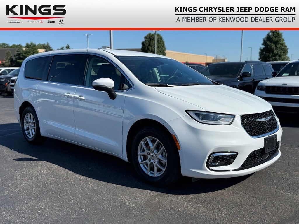 2023 Chrysler Pacifica Touring L's photo