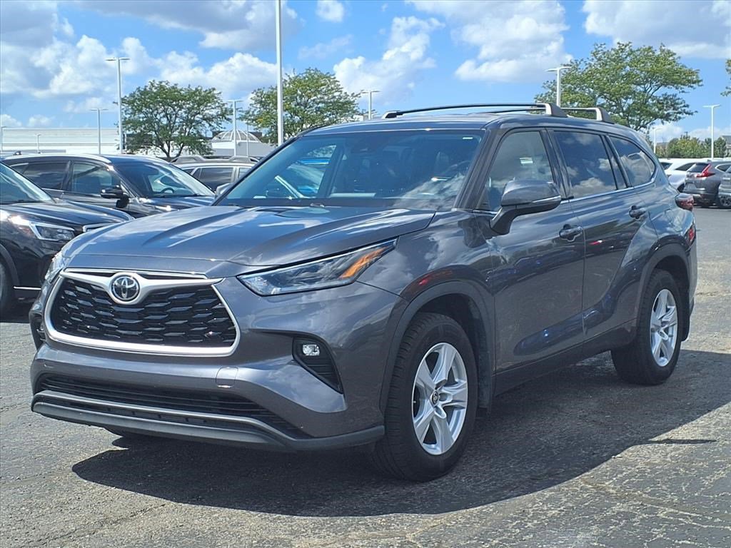 2021 Toyota Highlander LE photo 2