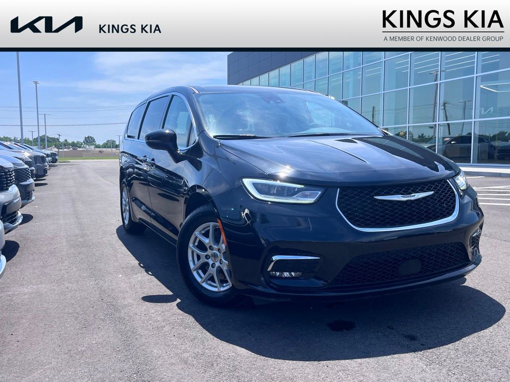 2023 Chrysler Pacifica Touring L's photo