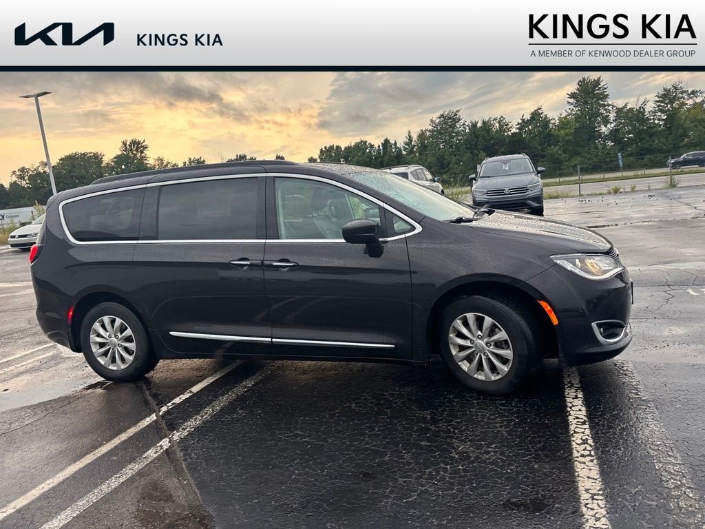 Used 2017 Chrysler Pacifica Touring L Minivan/Van